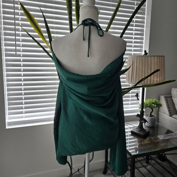 Olia Emerald Green Bell Sleeve Cowl Neck top. Size Small. New.Stylish green co - Picture 5 of 11